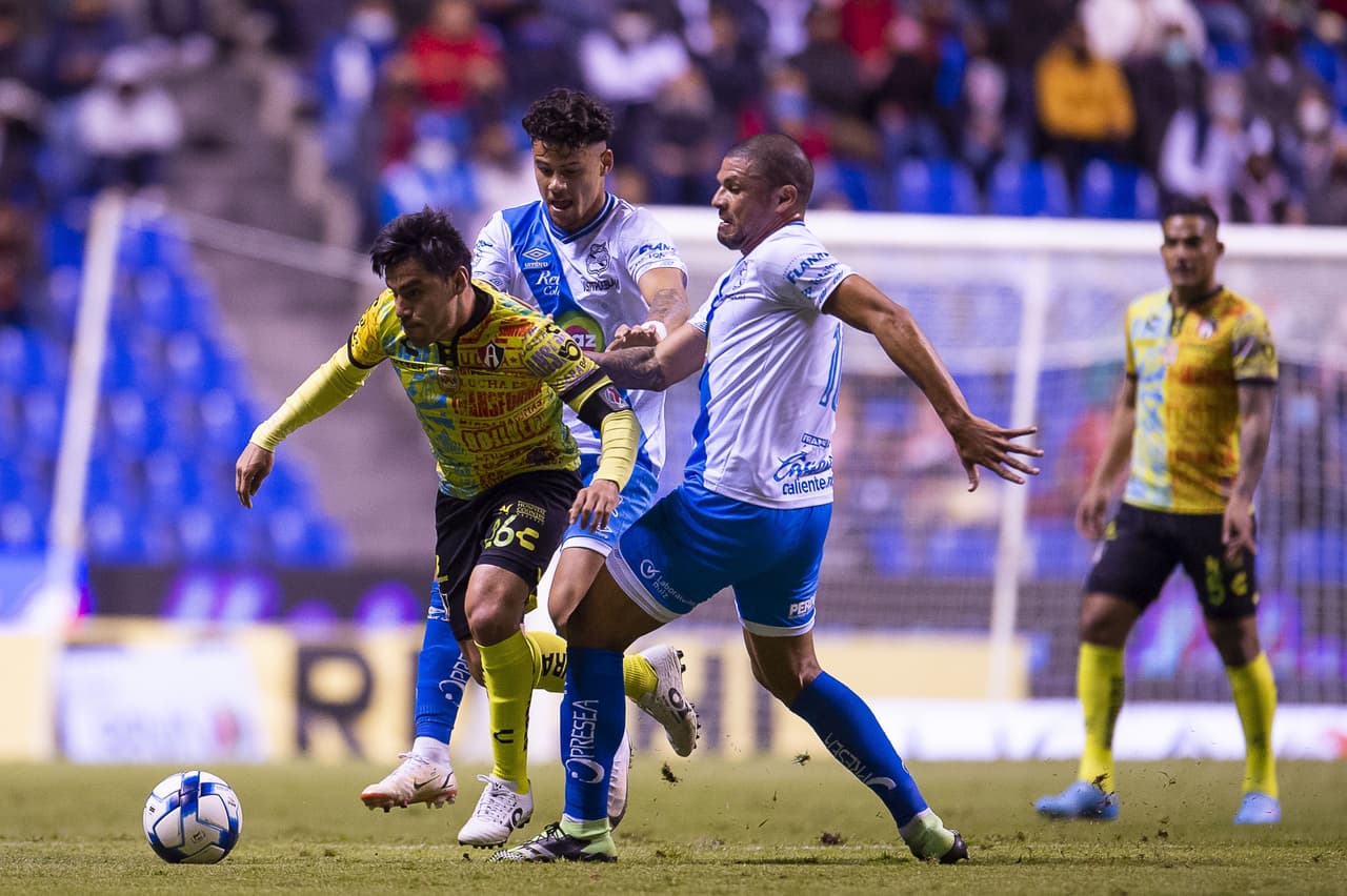 El segundo tiempo trajo nuevas emociones con el golazo de Israel Reyes al 49’, pero una falta previa revisada por el VAR echaba para atrás el disparo al ángulo del jugador poblano.