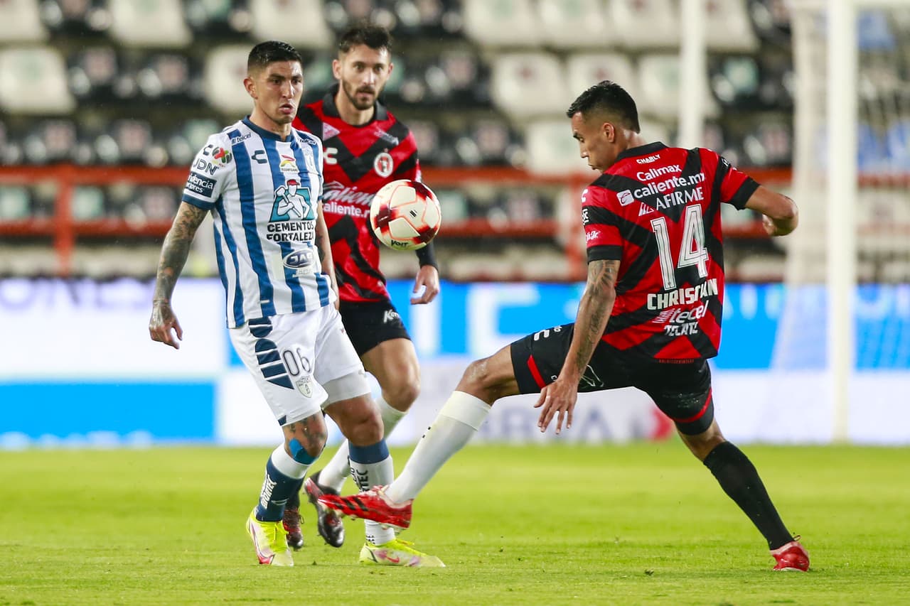 Pachuca perdonó a Xolos y hasta se dio el lujo de fallar un penal por conducto de Nico Ibáñez. El punto le alcanzó para recuperar el liderato por la diferencia de goles.