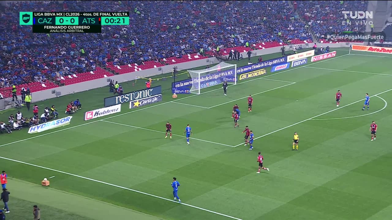Arranca el partido y la pelota está en juego.