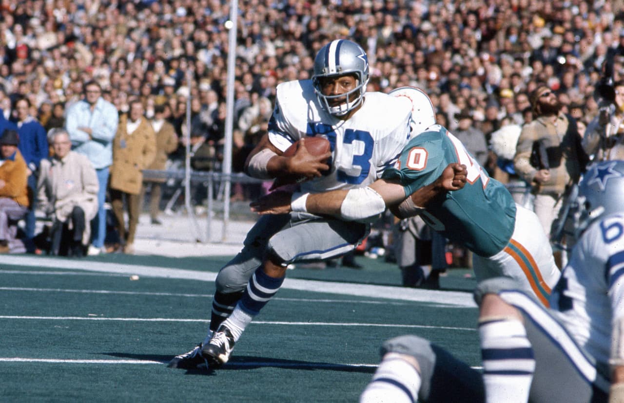 Ya en el terreno de juego Duane Thomas se transformó en lo que realmente era, un gran corredor que se ajustaba perfectamente al sistema ofensivo de los Cowboys. Dallas impuso récord de yardas terrestres en un Super Bowl. Según Roger Staubach, la línea ofensiva debió ser nombrada MVP.