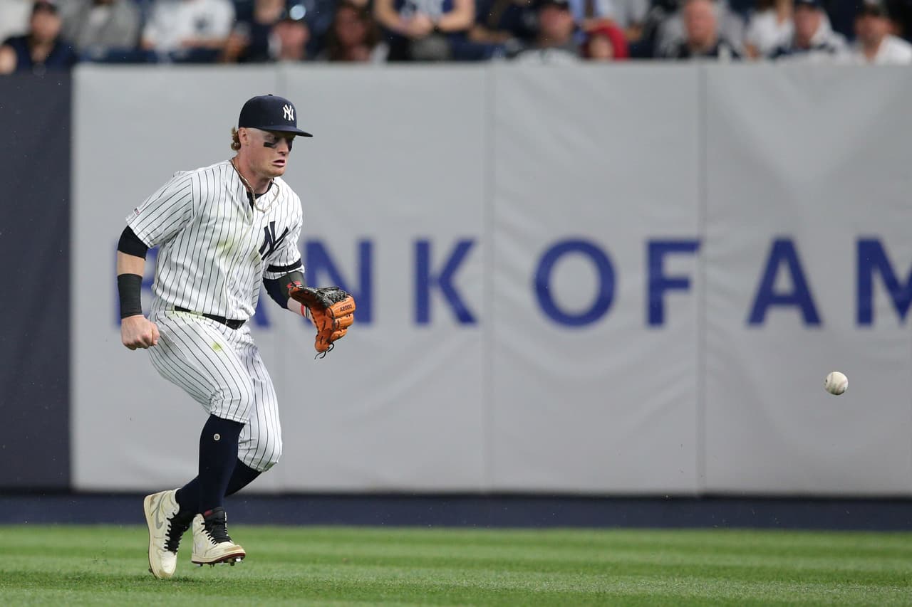 El jardinero central de los New York Yankees Clint Frazier (77) dejó pasar este batazo de hit, yéndose hasta la barda, permitiendo que los Boston Red Sox anotaran tres carreras, un error lapidario.