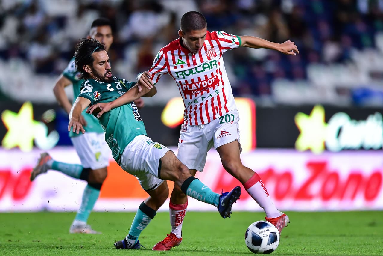 Con hat trick de Víctor Dávila, león golea a necaxa 3-0 y aseguran su lugar en la fiesta grande del futbol mexicano.