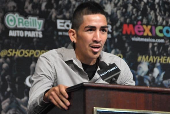 La primer co-estelar enfrenta a Leo Santa Cruz, campeón súper gallo del CMB contra Manuel Román. "Román era muy bueno en amateur entrenamos juntos. Merece oportunidad", dijo el campeón.