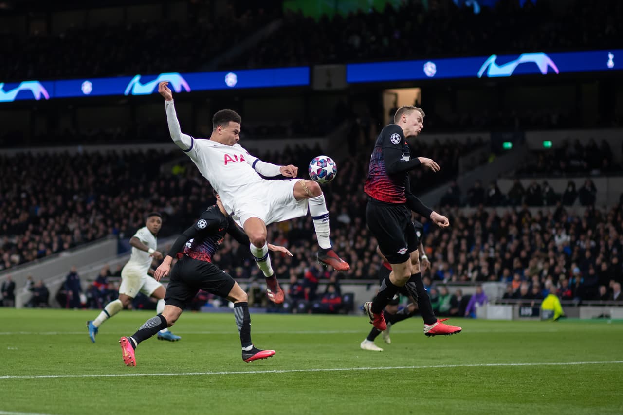 Intentó por todas partes, pidió el balón, lo tiraron, pero cayó en desesperación y cuando salió de cambio con su equipo perdiendo, Dele Allí aventó una botella muestra de su frustración.