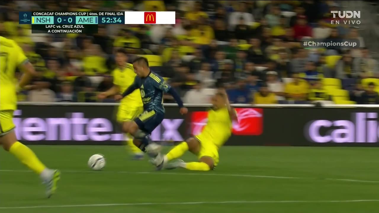 ¿Era roja? Entrada criminal al Chiquito Sánchez que termina solo en amarilla