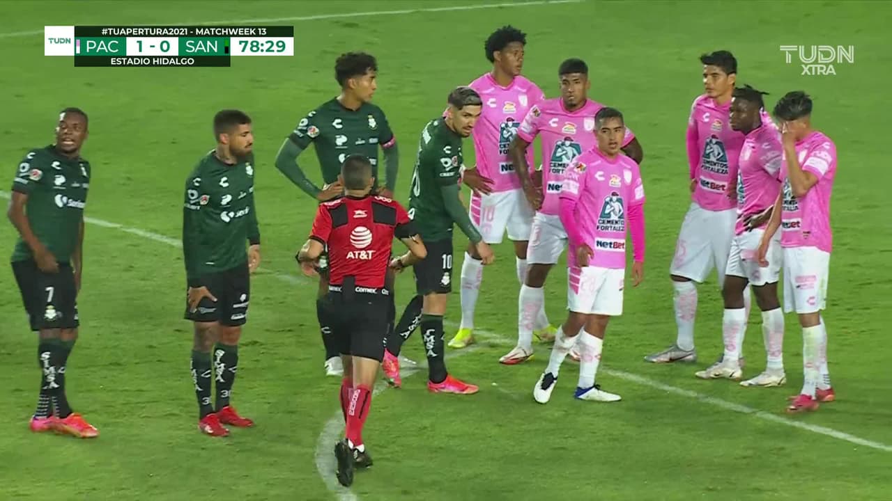 ¡Expulsión! El árbitro saca la roja directa a Miguel Herrera.