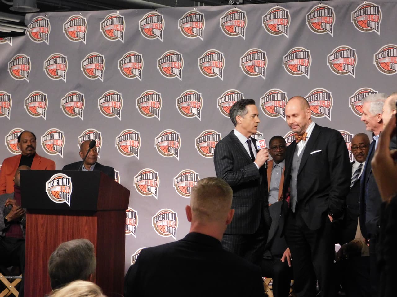 Así se vive la ceremonia para decidir que grandes estrellas de la NBA serán inmortalizados en el Salón de la Fama.