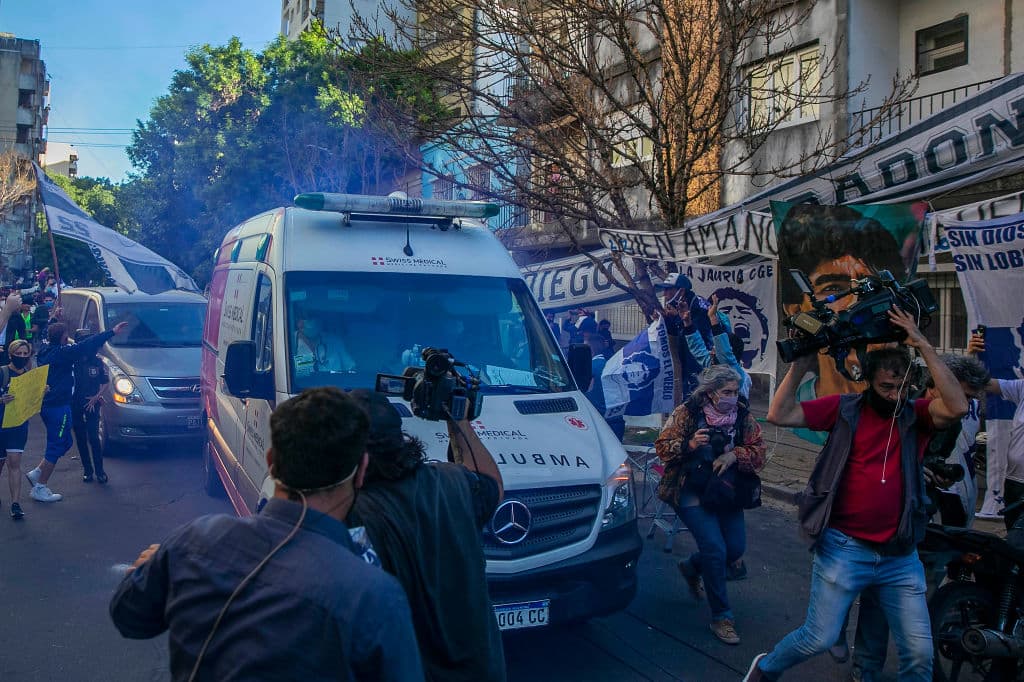 Maradona se recupera tras una exitosa operación de un hematoma en la cabeza. Fuera de la Clínica Olivos, ubicada en Buenos Aires, fanáticos se dieron cita para apoyar a ‘D10s’ en todo momento; el amor que le tienen al astro argentino es ‘infinito’.
