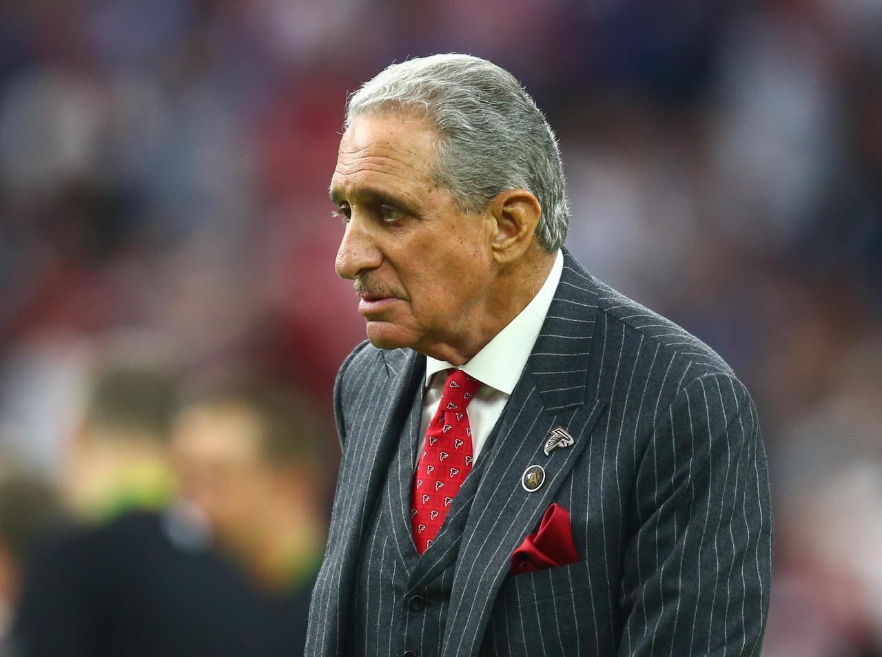 Arthur Blank se compromete a donar otro millón de dólares.