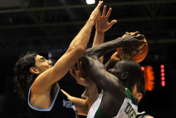 En los últimos diez minutos la historia del partido ya estaba escrita, pues tampoco los africanos hicieron demasiado con la clasificación para los octavos asegurada, lo que derivó en un resultado de escándalo tras un parcial de 8-28 que dejó el marcador en 46-81, 35 puntos de diferencia.