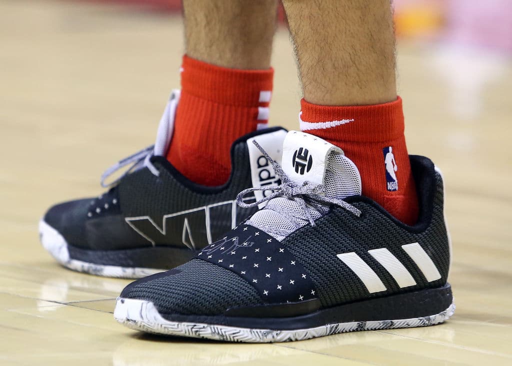 Fred Van Vleet, guardia de los Toronto Raptors, utilizando unos Adidas Harden en el partido ante los Cavs en Scotiabank Arena.