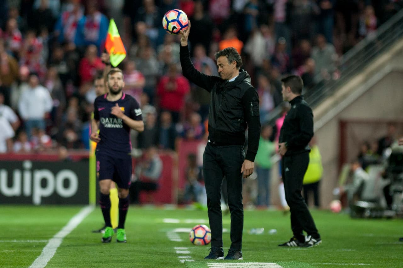 El entrenador del Barcelona, Luis Enrique, no contó de inicio con su pareja titular de centrales, al dejar a Gerard Piqué sin citar y al francés Samuel Umtiti en el banquillo, donde también se quedó Andrés Iniesta, siendo titulares el argentino Javier Mascherano y el francés Jeremy Matthieu.
