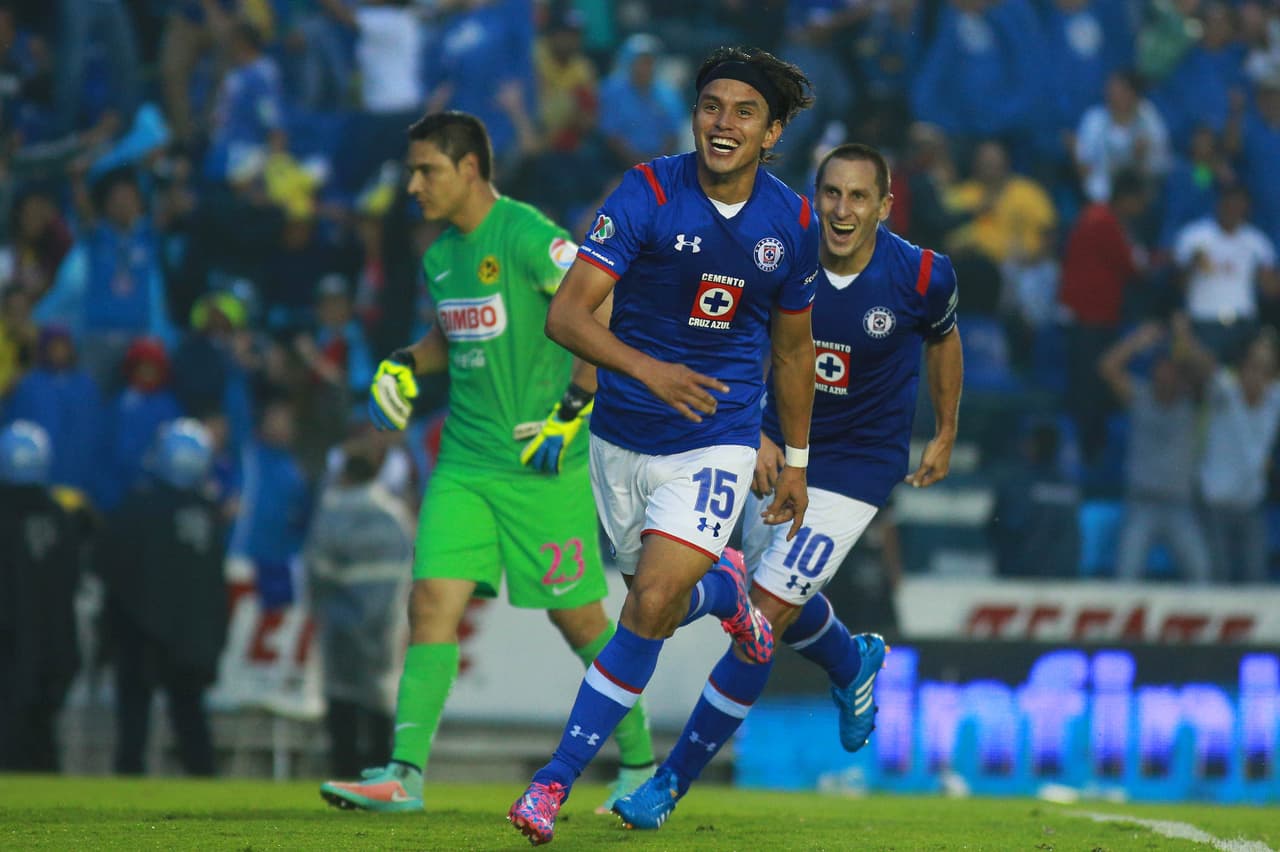 Los goles de Gerardo Flores (centro), Joao Rojas, Christian Gimenez y Mariano Pavone le dieron un contundente 4-0 a Cruz Azul.