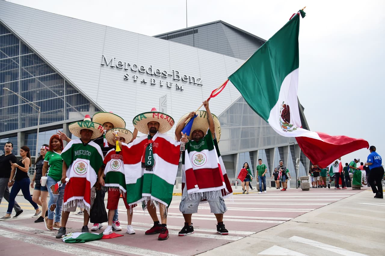 Con gran entusiasmo arribaron los aficionados de la Selección Mexicana para apoyar al Tri en su partido de preparación para la Copa Oro ante Venezuela en Mercedes-Benz Stadium, en Atlanta. Gran colorido y buen ambiente estaban armando los seguidores mexicanos y también los venezolanos que llegaron a apoyar a su Vinotinto, que se prepara para la Copa América.