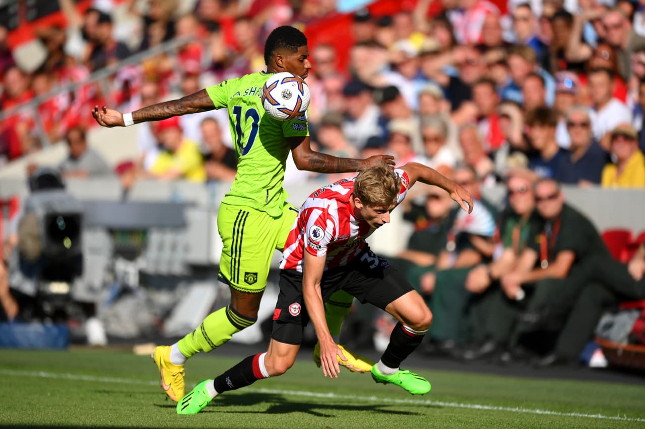 Brentford goleó 4-0 al Manchester United en la Jornada 2 con goles de Josh Dasilva, Mathias Jensen, Ben Mee y Bryan Mbeumo; su primera victoria sobre los Red Devils desde 1938.