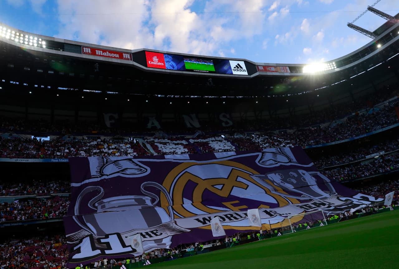 La fiesta blanca se prolongaba luego de la celebración por el paso a semifinales contra Bayern Munich en Champions League, torneo en el que su rival en este partido quedó eliminado.