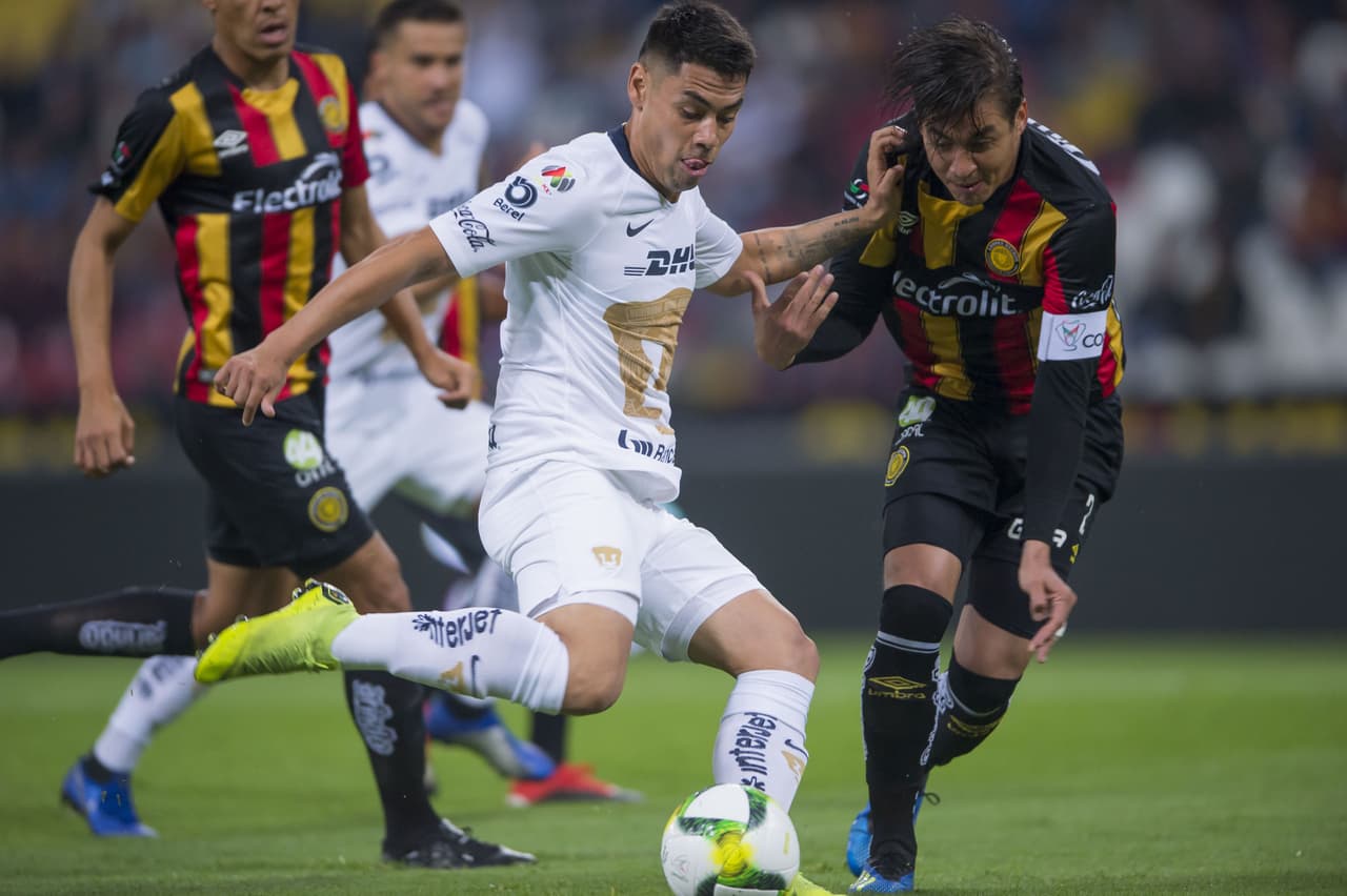 Pero a los 43 minutos, Felipe Mora jaló así del gatillo, dentro del área de los otros universitarios y con potente tiro cruzado, a quemarropa, hizo mucho daño.