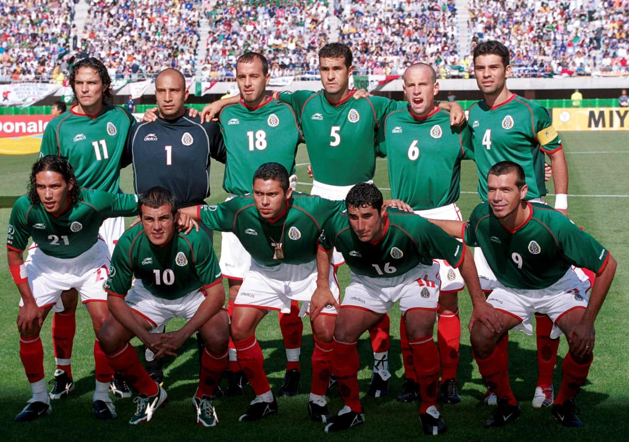 <b>2002. </b>Arriba: Braulio Luna, Óscar Pérez, Joahan Rodríguez, Manuel Vidrio, Gerardo Torrado, Rafael Márquez. Abajo: Jesús Arellano, Cuauhtémoc Blanco, Ramón Morales, Salvador Carmona, Jared Borgetti.