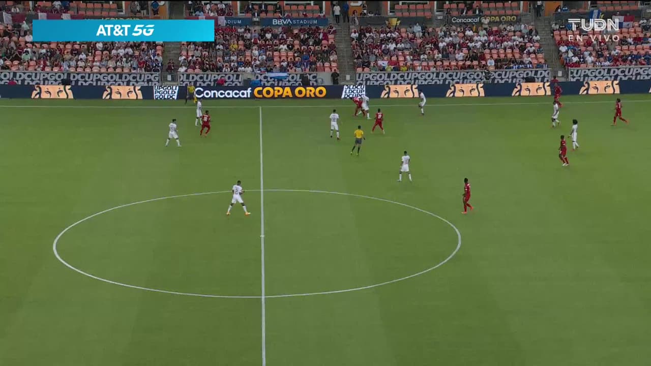 Arranca el partido y la pelota está en juego.