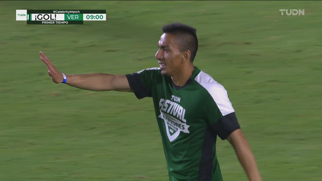 Ángel Mena marcó un golazo picándo la pelota.