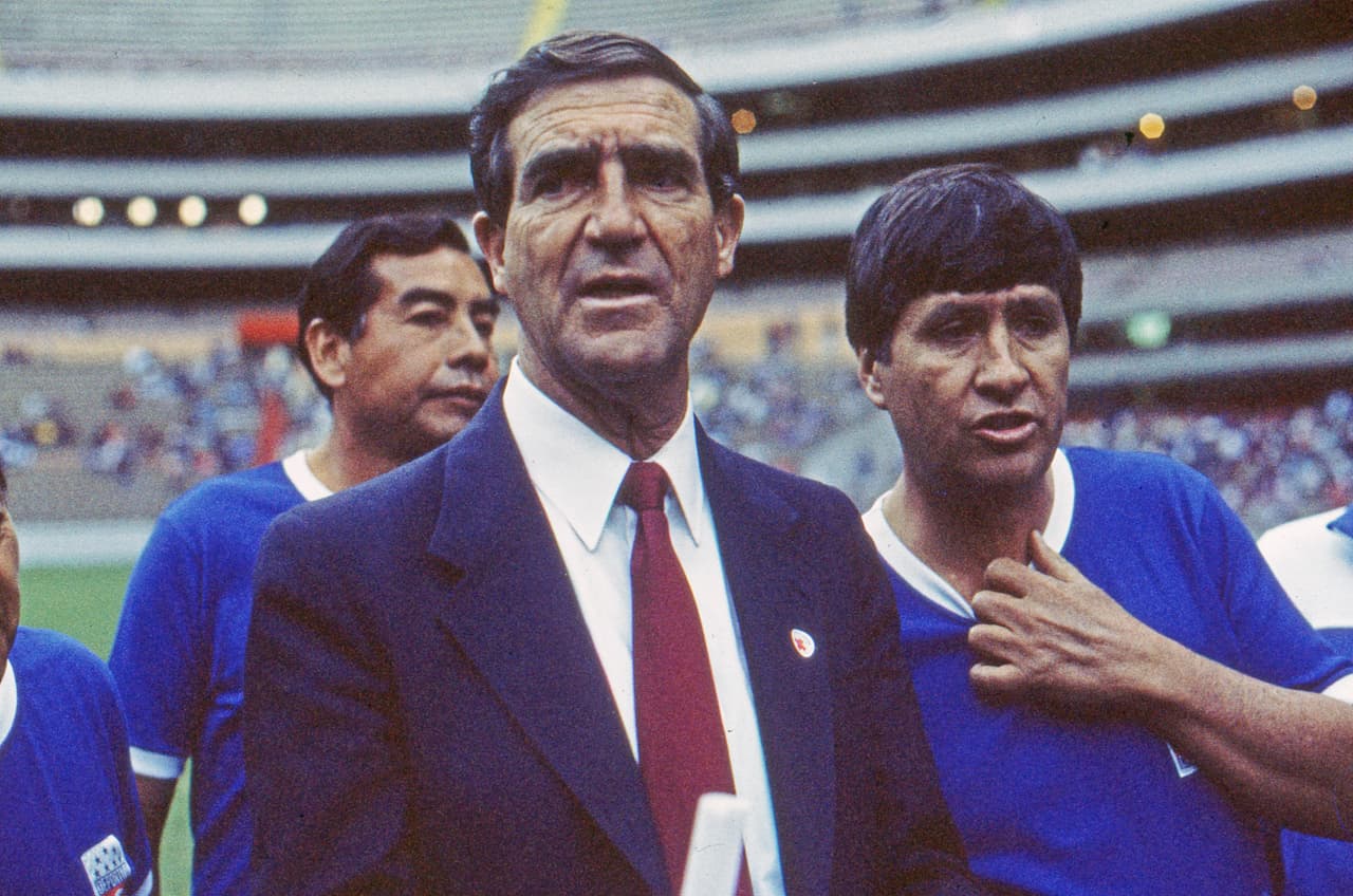 Raúl Cárdenas | Debutó en la Primera División jugando como central en el Real Club España en 1947. También defendió los colores del Guadalajara, Marte, Puebla y Zacatepec. Tras su retiro de las canchas inició su carrera como entrenador al frente del Cruz Azul.