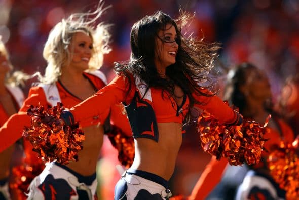 Las porristas de la NFL con sexys atuendos para enseñar sus hermosas figuras que calientan los emparrillados.