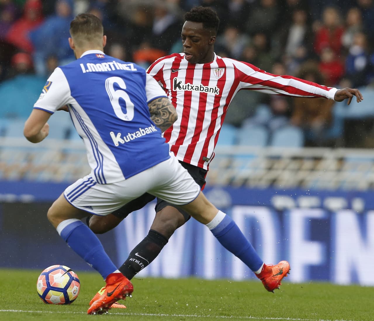 La segunda anotación llegó al minuto 56 por intermedio de Iñaki Williams. Acá con su remate ante la marca de Iñigo Martínez (Real Sociedad)