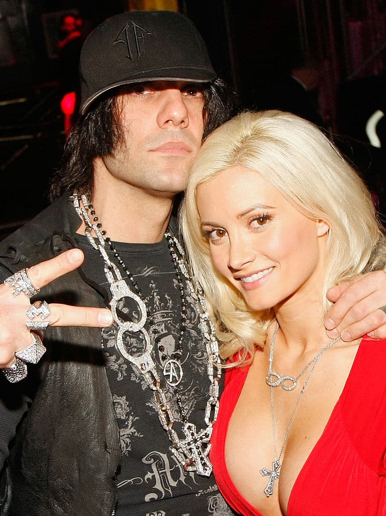 Tras salir de la mansión, Holly inició una relación con el ilusionista Criss Angel.