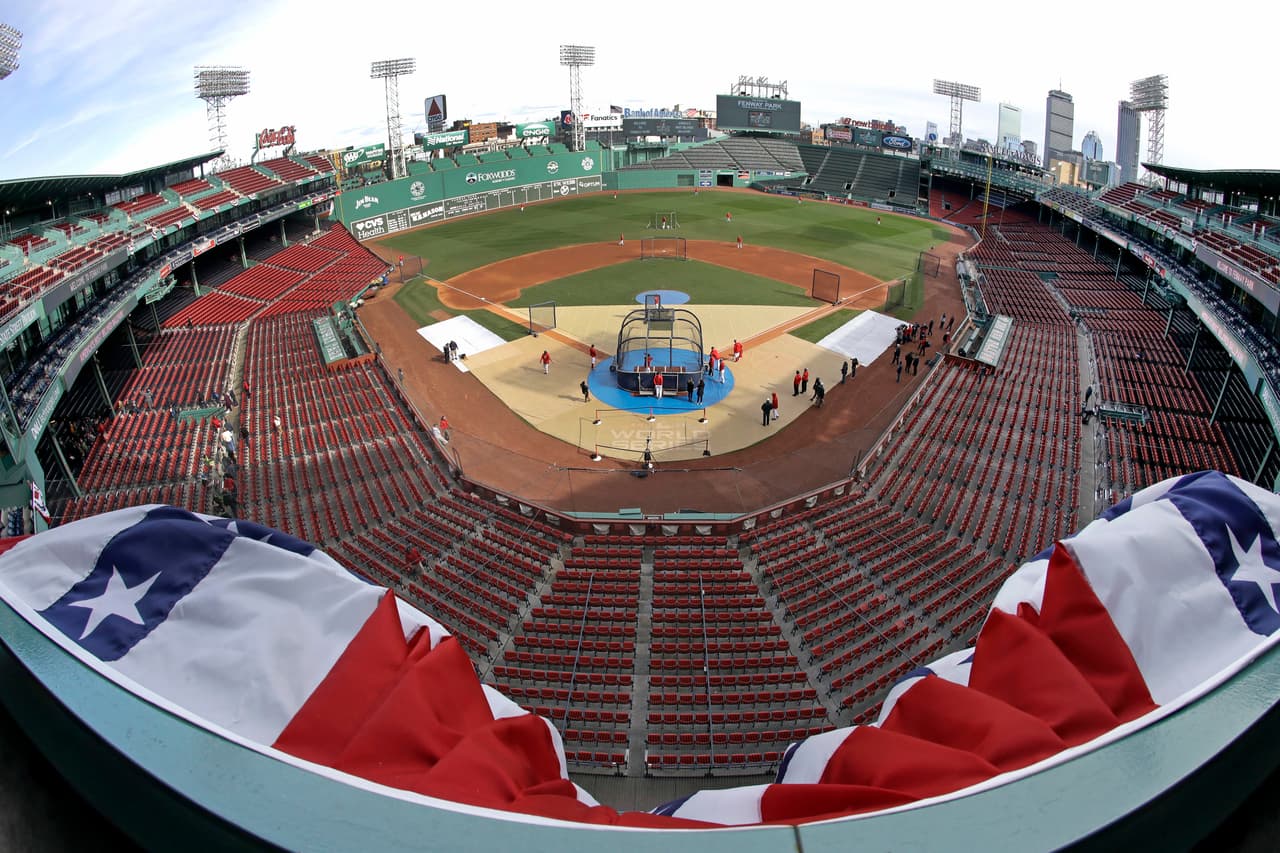 El parque de pelota abierto al público en 1912, con capacidad para poco más de 37 mil espectadores, está recibiendo los últimos toques para engalanarse para el gran compromiso que viene.