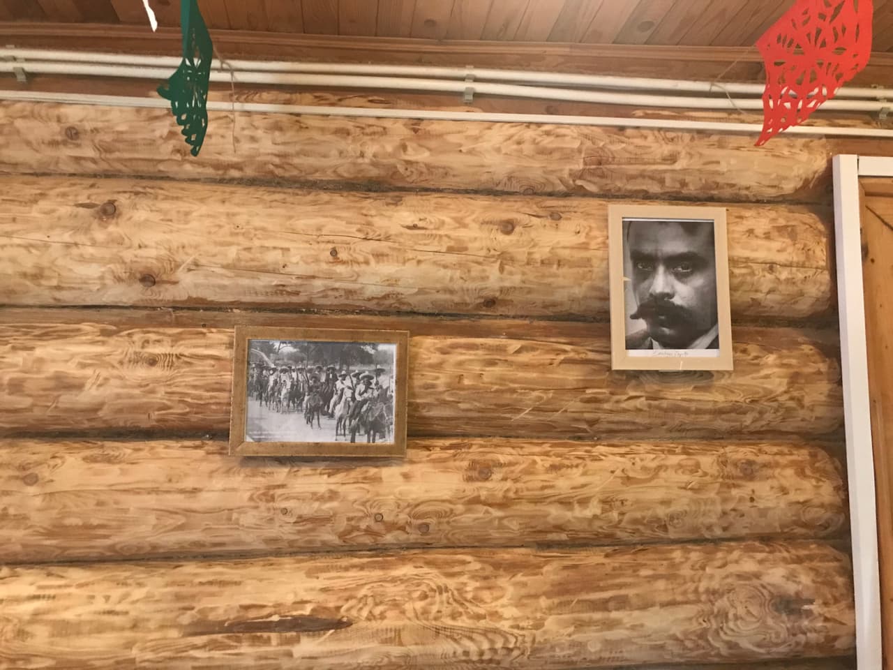 Fotografías de Emiliano Zapata y la Revolución Mexicana también se pueden apreciar a lo largo del recinto tricolor.