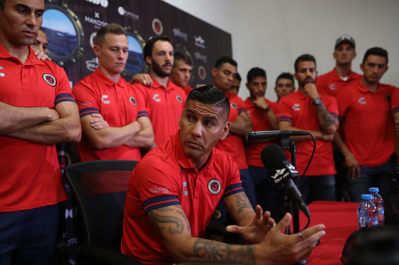 Jugadores de Veracruz amagan con no disputar la Jornada 14 del futbol mexicano por falta de pagos desde hace varios meses. El propio jugador Gabriel Peñalba declaró hace unos días que llegó al equipo 'gratis' ya que no percibe un sueldo. Los Tiburones Rojos han estado en 'el ojo del huracán' por pagos tardíos a sus futbolistas.