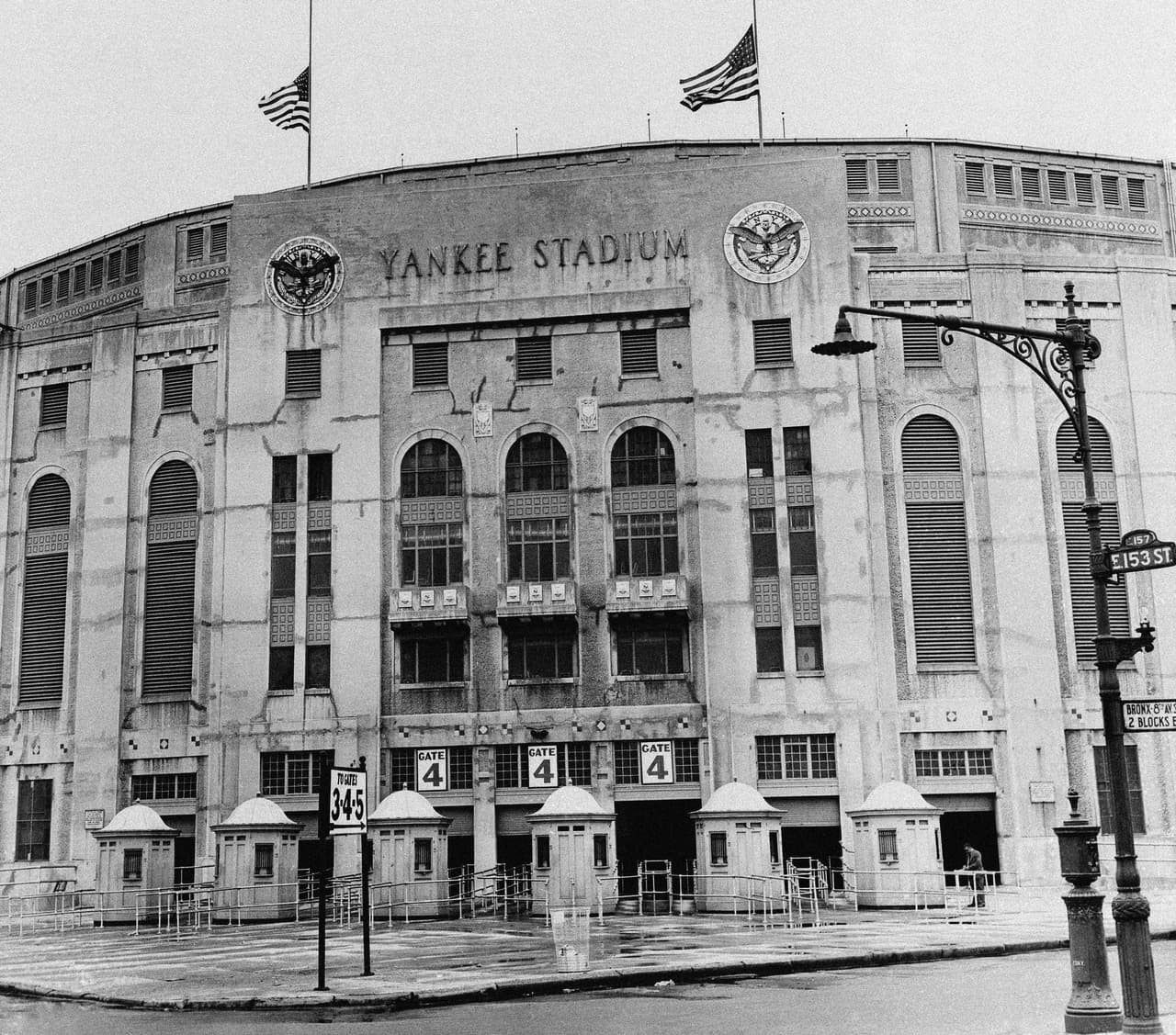 El 6 de febrero de 1921, los Yankees de Nueva York anunciaron la compra de 10 acres de propiedad en el oeste del Bronx.