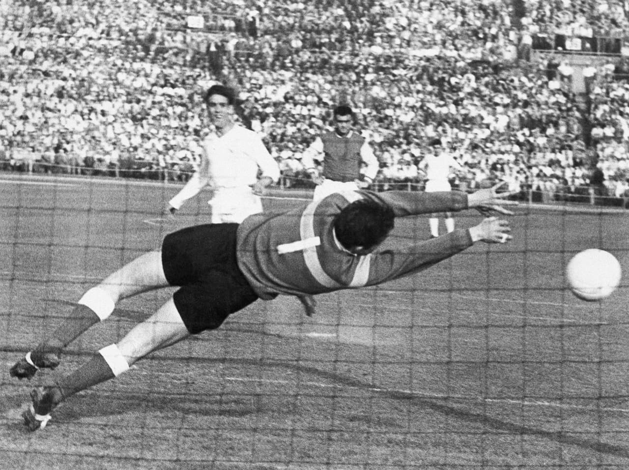 Todo comenzó como una rivalidad en el 1956 cuando el Stade de Reims y el Real Madrid se enfrentaron en la final de la Copa de Europa en el Parque de los Príncipes la cual ganó el equipo español por 4-3.