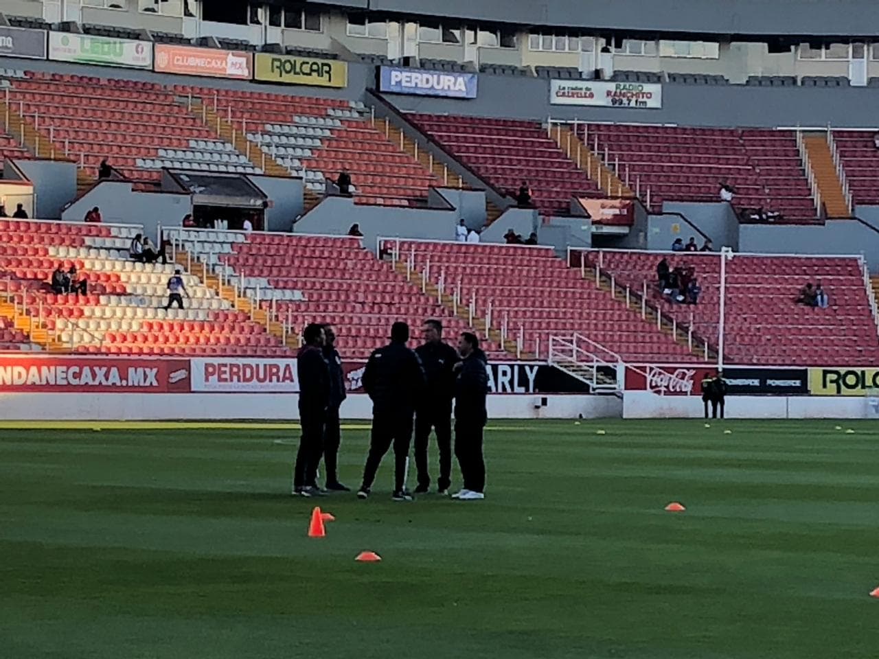 La gente comienza a llegar al Estadio Victoria para contemplar el encuentro amistoso entre Necaxa y Chivas.