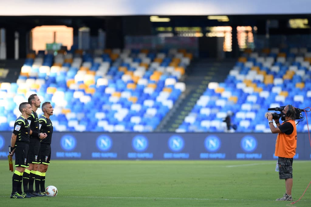 Los árbitros Luca Pairetto, Valentino Fiorito y Enrico Caliari esperan por los jugadores.