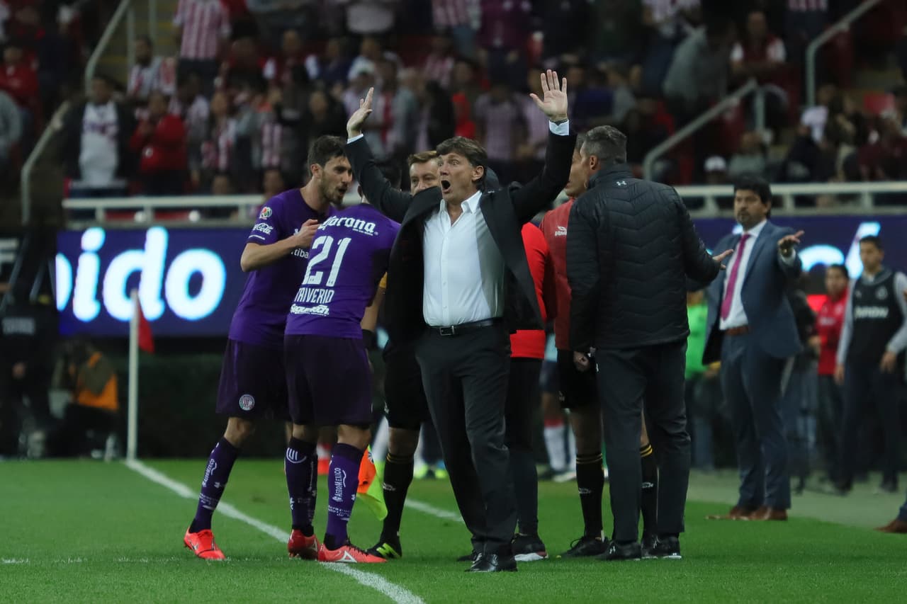 El técnico Hernán Cristante (centro) reaccionó con sorpresa ante el gesto del árbitro para revisar la jugada.