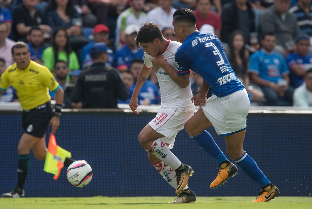 Aún así, Edgar Méndez tuvo el mejor chance de anotar. El español giró la cabeza en un tiro de esquina y conectó el esférico, el balón salió rumbo al arco, pero Luis García bien ubicado recostó de buena manera para detenerlo.