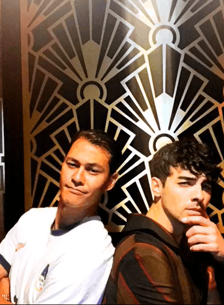 El restaurante donde trabaja Emilio, recibe visitas de famosos como Danny DeVitto, Joe Jonas y su esposa Sophie Turner.