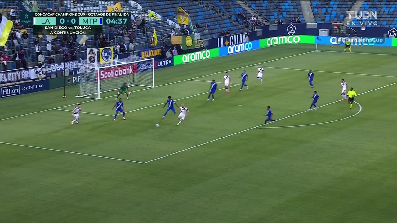 ¡GOL!  anota para LA Galaxy. Gabriel Pec