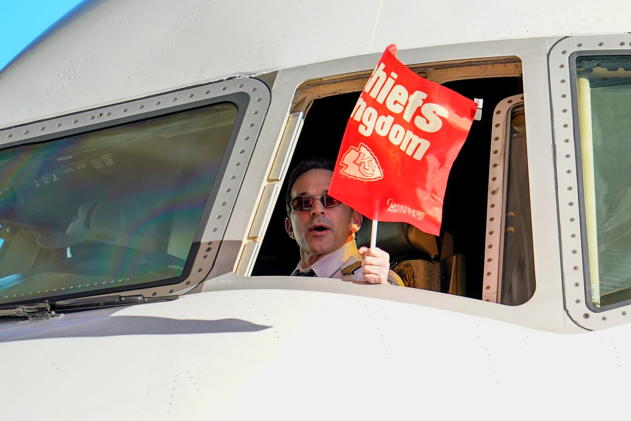 Los Kansas City Chiefs aterrizaron en el aeropuerto de Miami en la semana donde enfrentarán a los 49ers por el Super Bowl LIV.