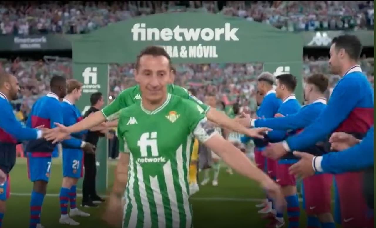 Barcelona hace 'pasillo' al Betis con Guardado a la cabeza