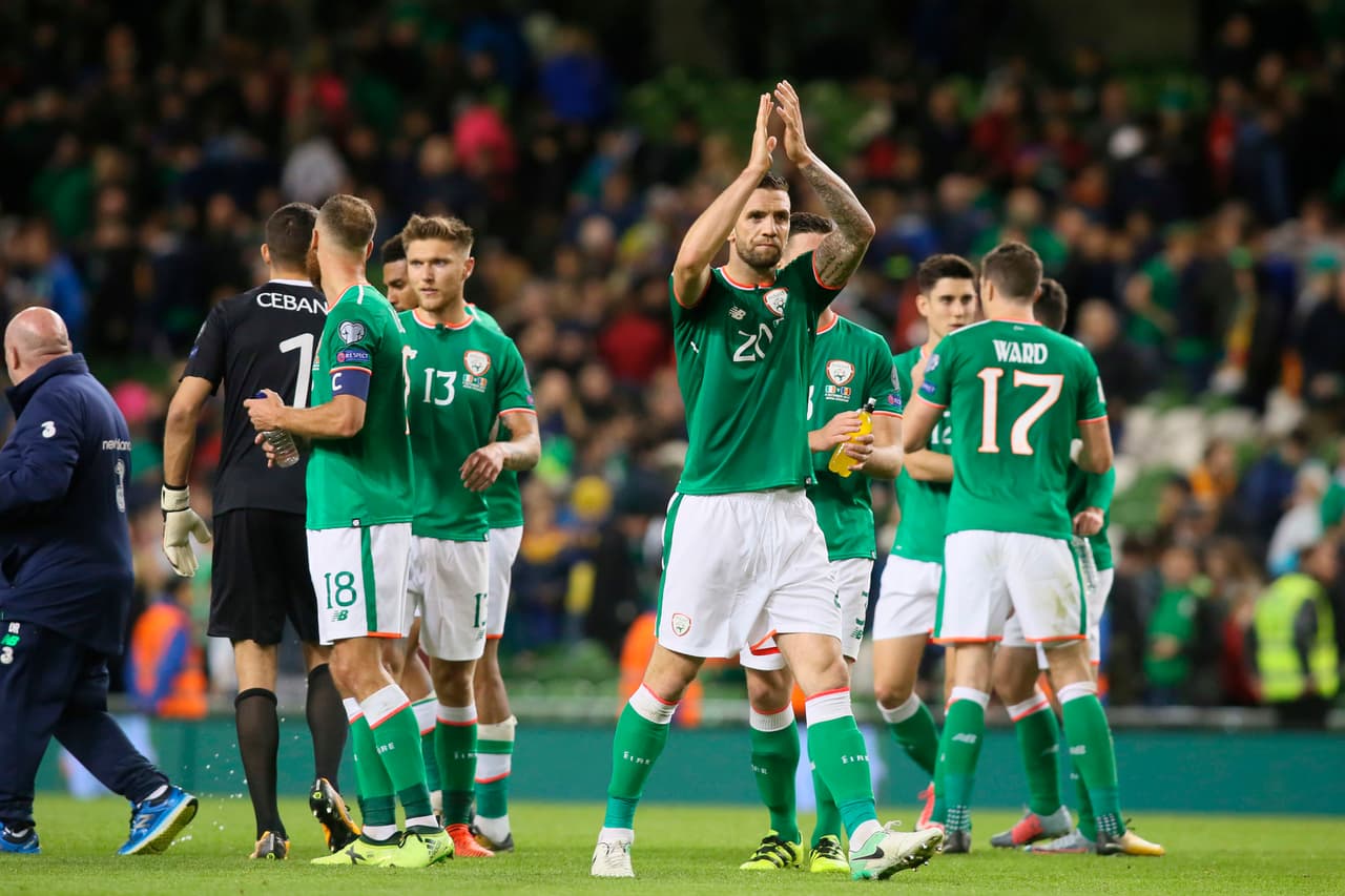 Irlanda tiene 16 puntos en el grupo D y una victoria propia contra Gales y una derrota de Serbia como local lo clasificarán. Está obligado a vencer a Gales para al menos aspirar a repechaje.