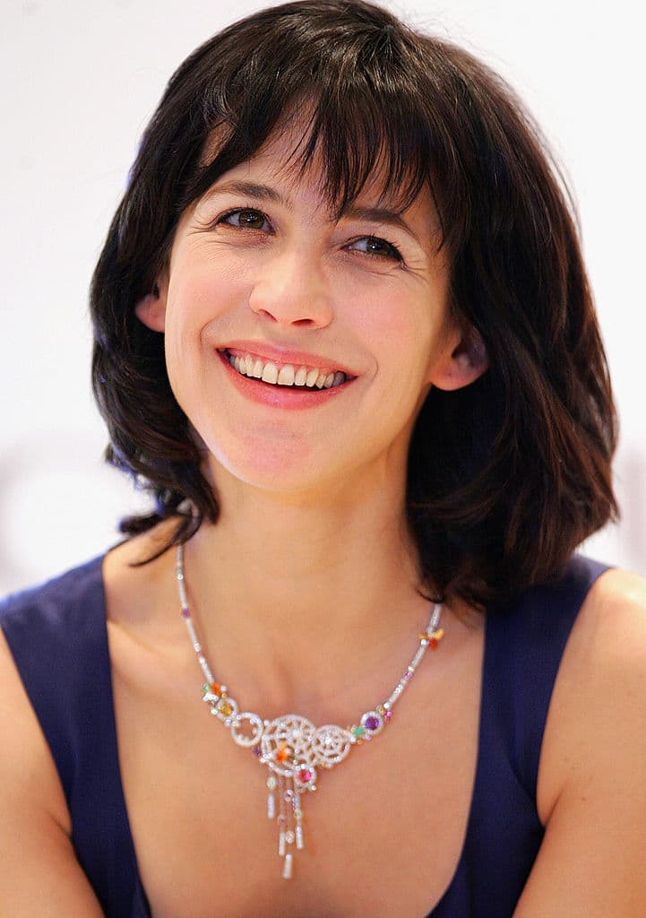 Sophie Marceau – La actriz francesa debutó a los 14 años en la pantalla grande al aparecer en la película ‘La Boum’, actuación que la consagró en el mundo cinematográfico.