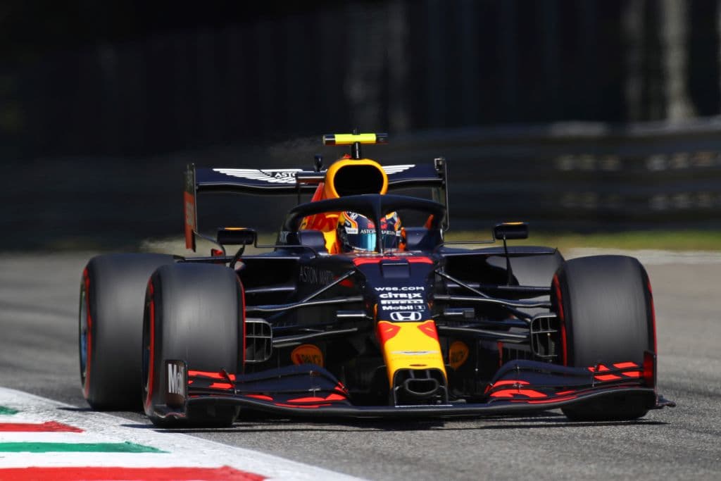 Verstappen, Norris, Ricciardo, Stroll, Albon, Gasly, Kvyat, Ocon, Leclerc, Raikkonen, Magnussen, Grosjean, Vettel, Giovinazzi, Russell y Latifi completan la parrilla de salida.