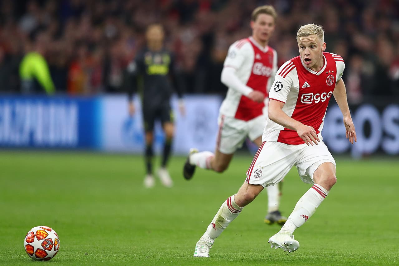 Uno de los jugadores más importantes del Ajax en esta temporada es Donny van de Beek y por eso ya suena para dejar el equipo. Se habla de que el Borussia Dortmund es el más interesado.