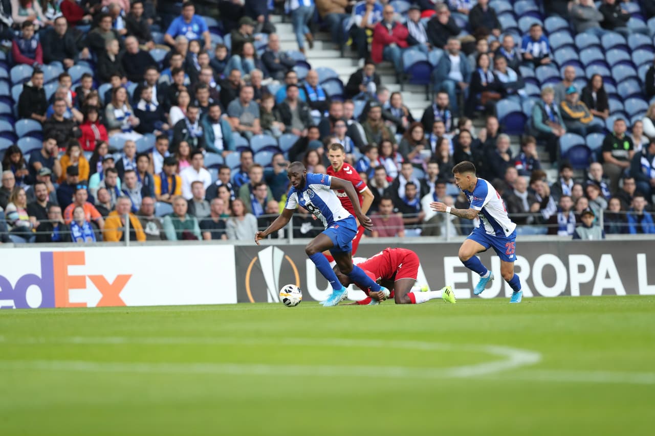 Diaz (36´) y Morelos (44´) anotaron para Porto y Rangers, respectivamente. En la J4 de Europa League se enfrentarán de nuevo.