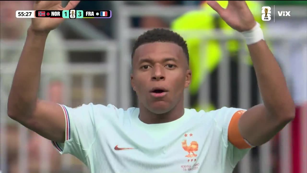 ¡Mbappé lo intenta de lejos y casi marca un golazo!