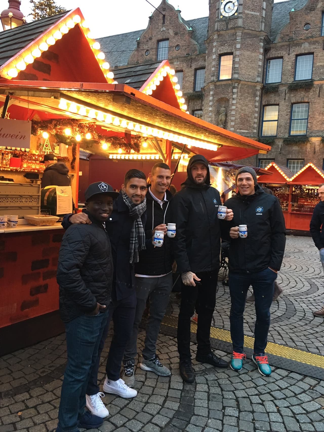 En Europa también se encuentran los jugadores del LA Galaxy, quienes partieron a Alemania. AJ DeLaGarza compartió esta imagen con Jelle Van Dam, Emmanuel Boateng y Brian Rowe.