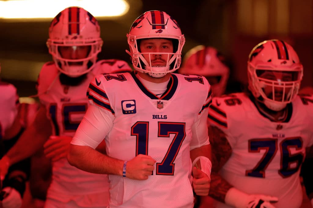 Los Chiefs se metieron nuevamente al partido por el Campeonato de la AFC aal vencer en tiempo extra a los Bills. La actuación de cuatro touchdowns de Patrick Mahomes llevó a Kansas City a ganar 42-36 contra Buffalo, un choque que pasará a la historia.
<br>
