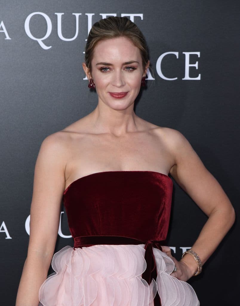 La familia Abbott, encabezada por Emily Blunt, debe aventurarse en el mundo exterior y enfrentarse a los monstruos decididos a destruirlos.